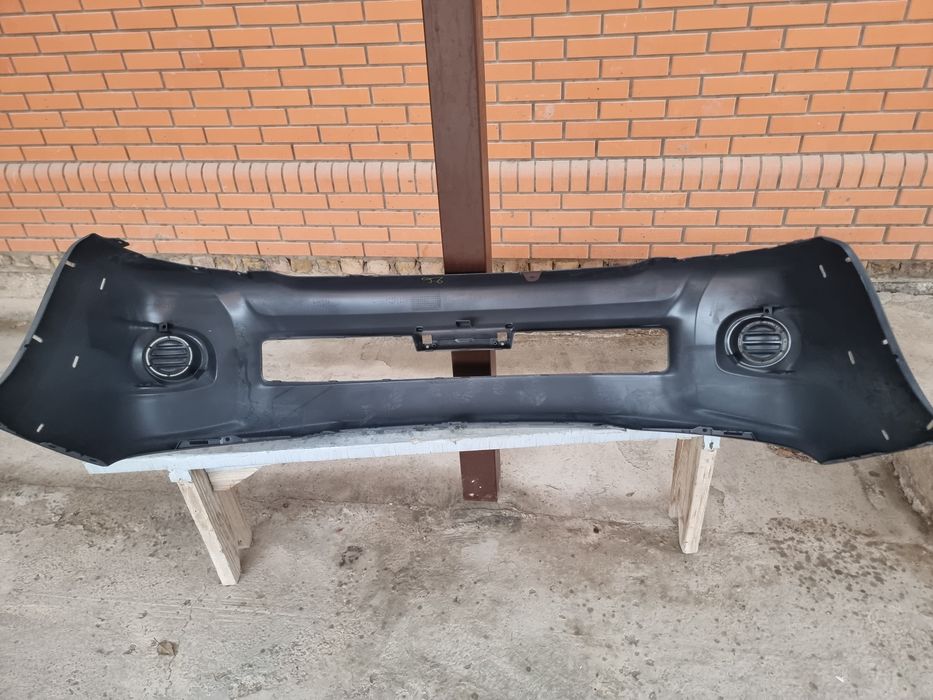 Бампер от тайота хайлюкс 2010г.