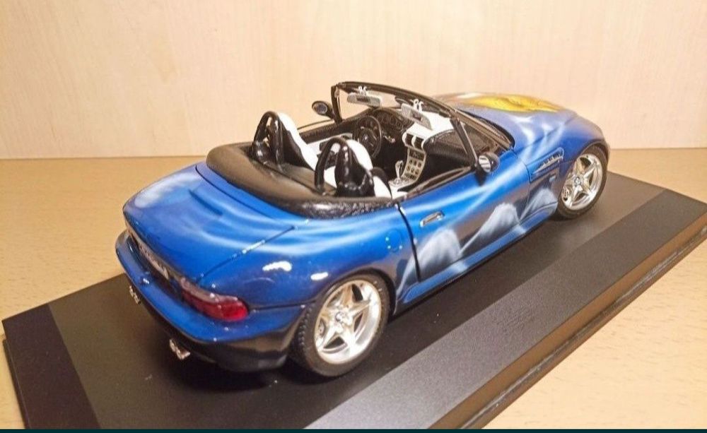 BMW M roadster 
Scara 1:18
Bburago

Pozele reflectă realitatea. Se vin