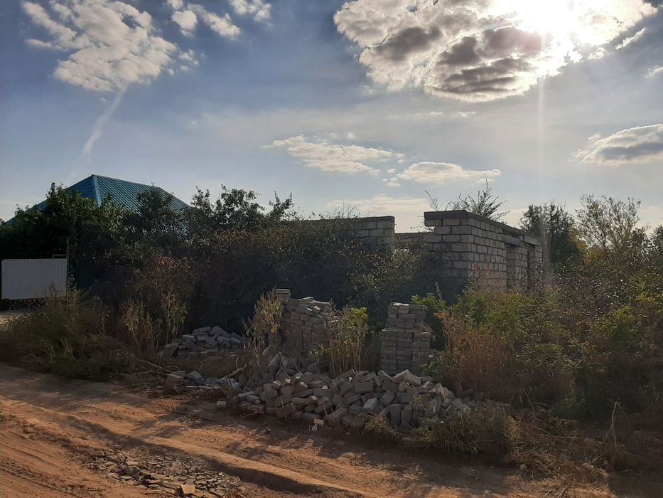 Участок с фундаментом и стенами