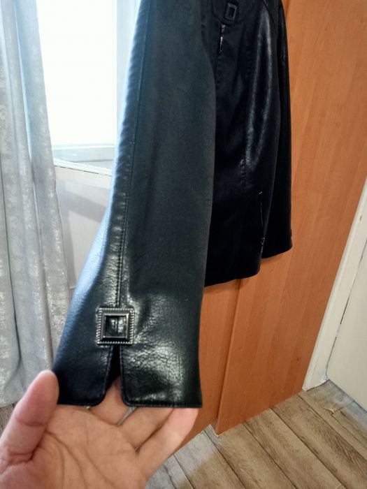 Продам куртку женскую