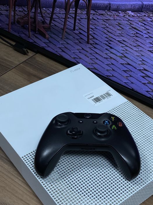Xbox One S 1TB в хорошем состоянии