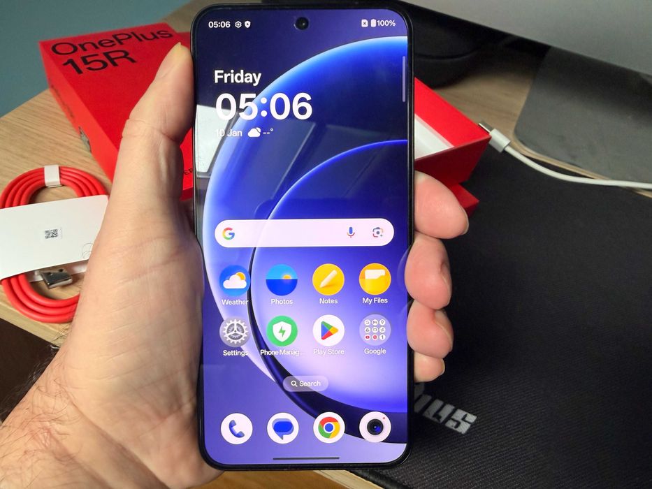 Vând OnePlus 15R, varianta neagră de 256GB, stare impecabilă, în cutie