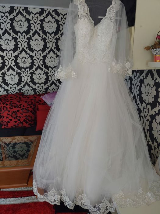 Vând rochie de mireasă, cu pelerină și voal