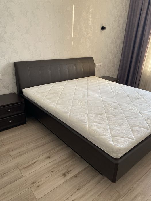 Продам кровать с тумбочкой и комодом