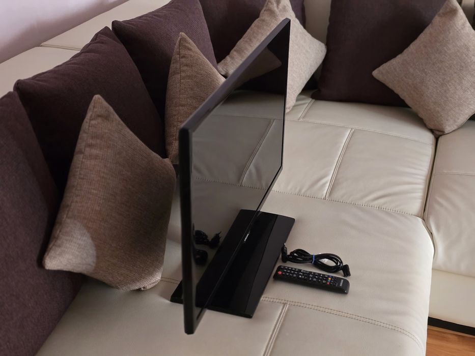 Televizoare  Samsung UE32F5000AW si Phillips 32PHH4200/88