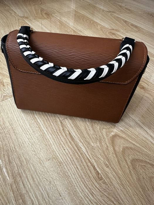 Сумку кожанную продаю