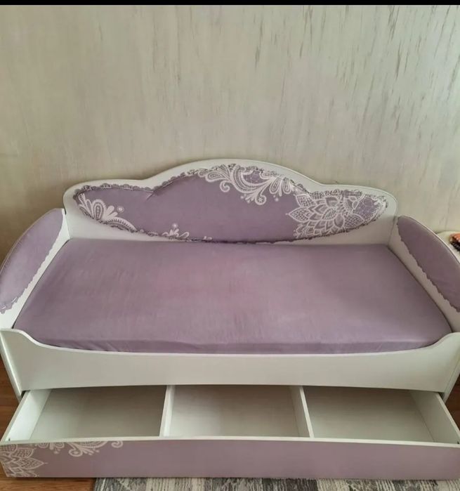 Кровать-диван для девочки