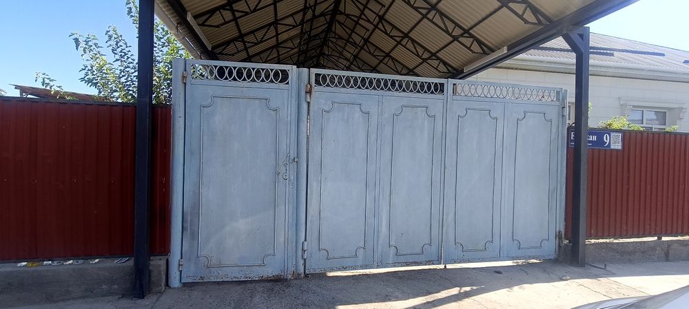 Ворота қасында калиткасы бар