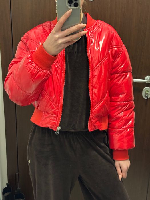 Яке Bershka червено