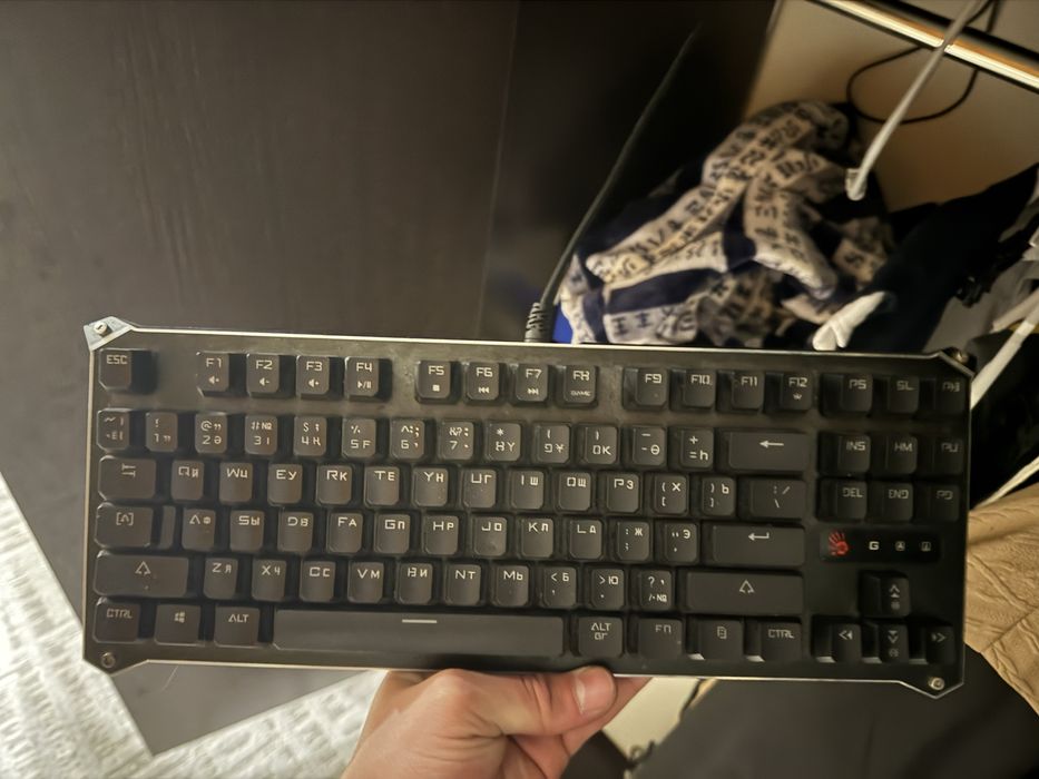 Logitech клавиатура