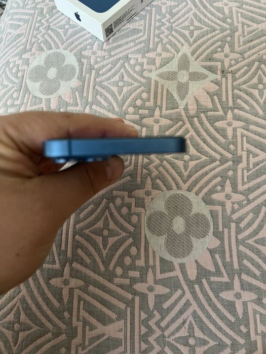 Продам Iphone 13