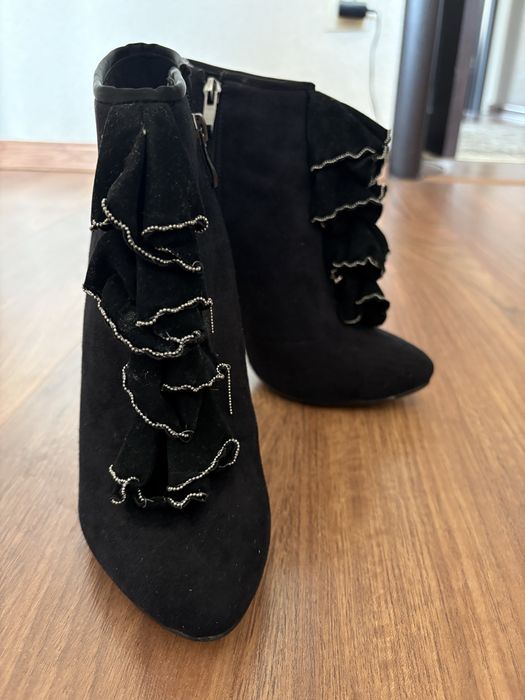 Чёрная женская обувь