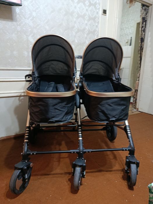 Egizaklar uchun kolyaska