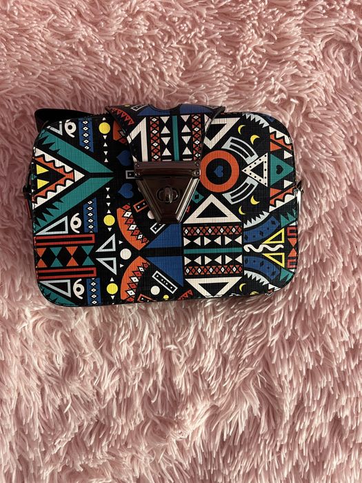 Дамска чанта с три джоба. За повече информация пишете на лично.