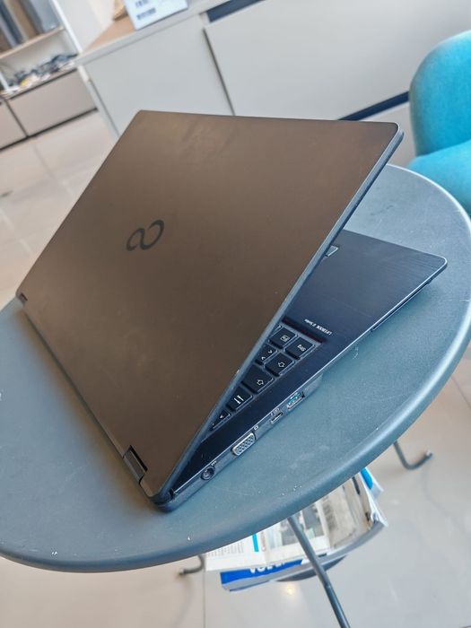 Made in Japan! Ultraslim cu ecran 15,6 full HD IPS Fujistu lifebook U758, i5 U8350 to 3,6 GHZ, 16 G, ssd 256, tast luminata,like NEW garantie 12 luni!