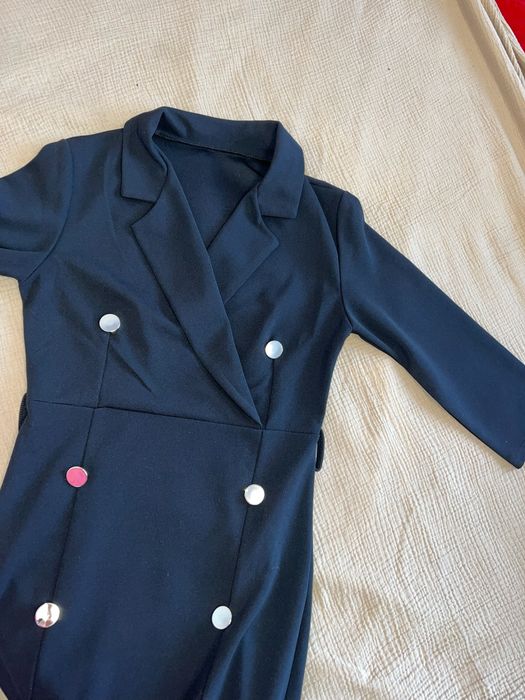 Rochie neagra tip sacou, cu slit dublu