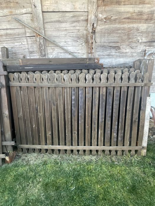 Дървена ограда , лакирана