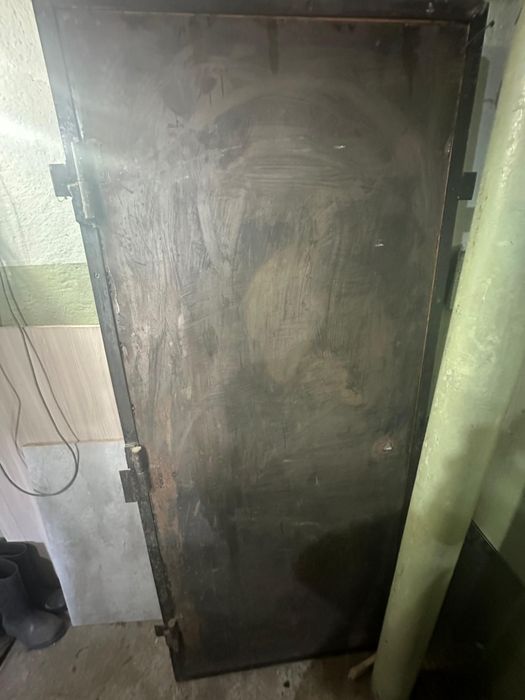Продам металлическую входную дверь