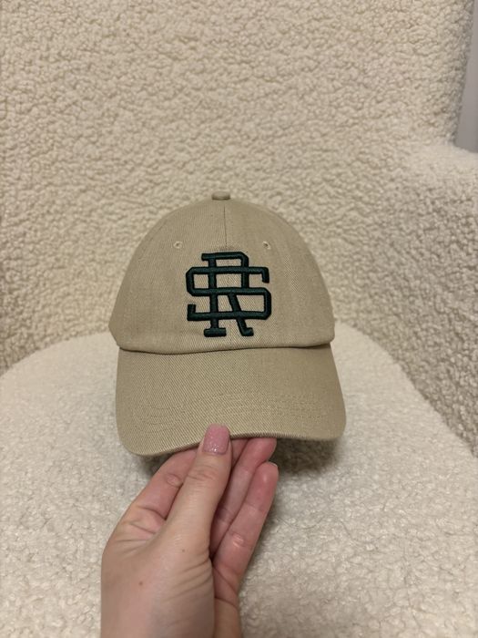 Бежова шапка с козирка