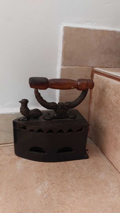Fier de calcat Vintage pe carbuni