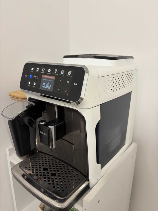 Espressor automat Philips Seria 5400 LatteGo, alb, perfect funcțional