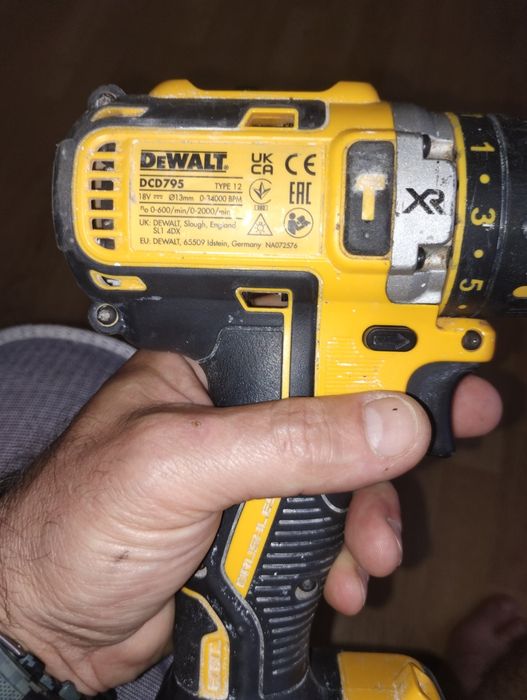 Replica brusheless DeWalt 18V nouă nefolosită  și autofiletnata  cu încărcător defect