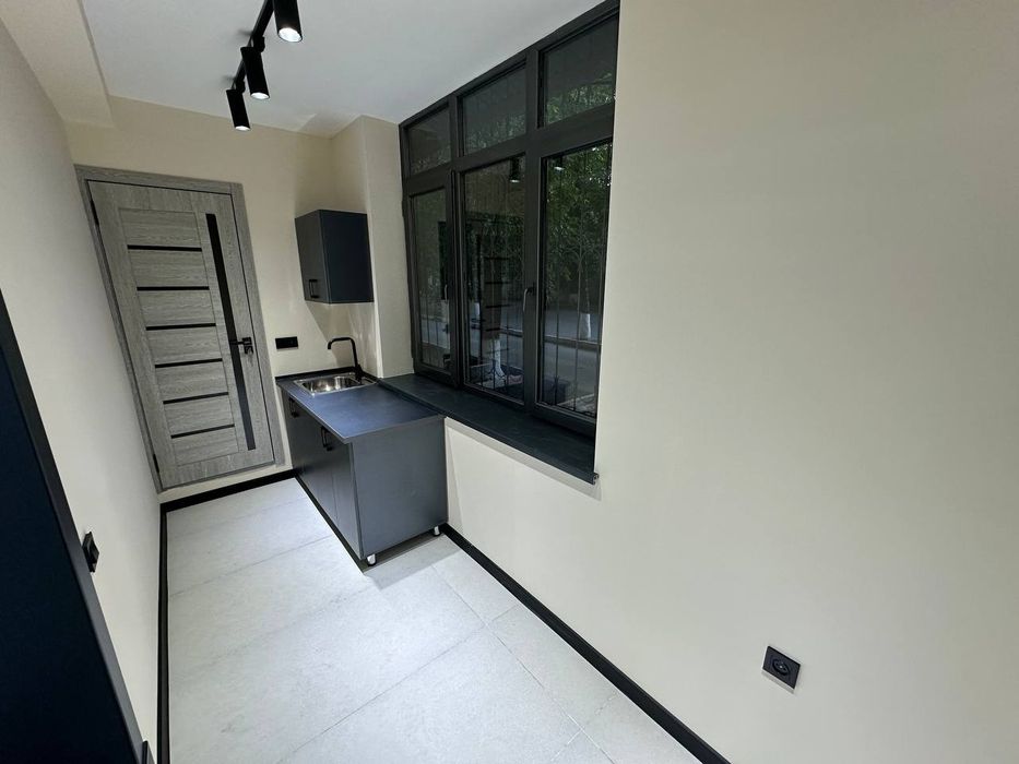 Продаётся коммерческое помешения  Новомосковская  Ор-р стадион старт