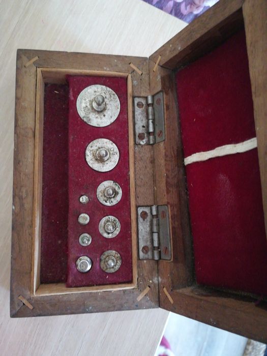 Стари бижутерски везни и тежести