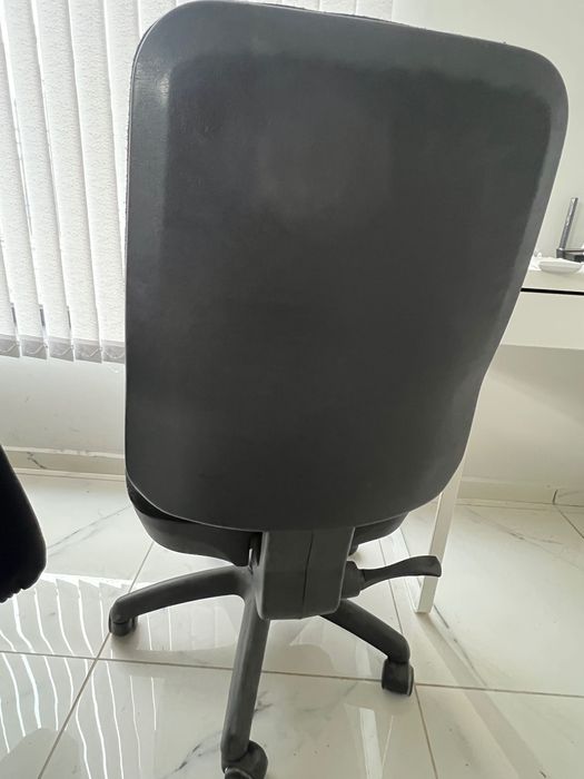 Запазен офис стол