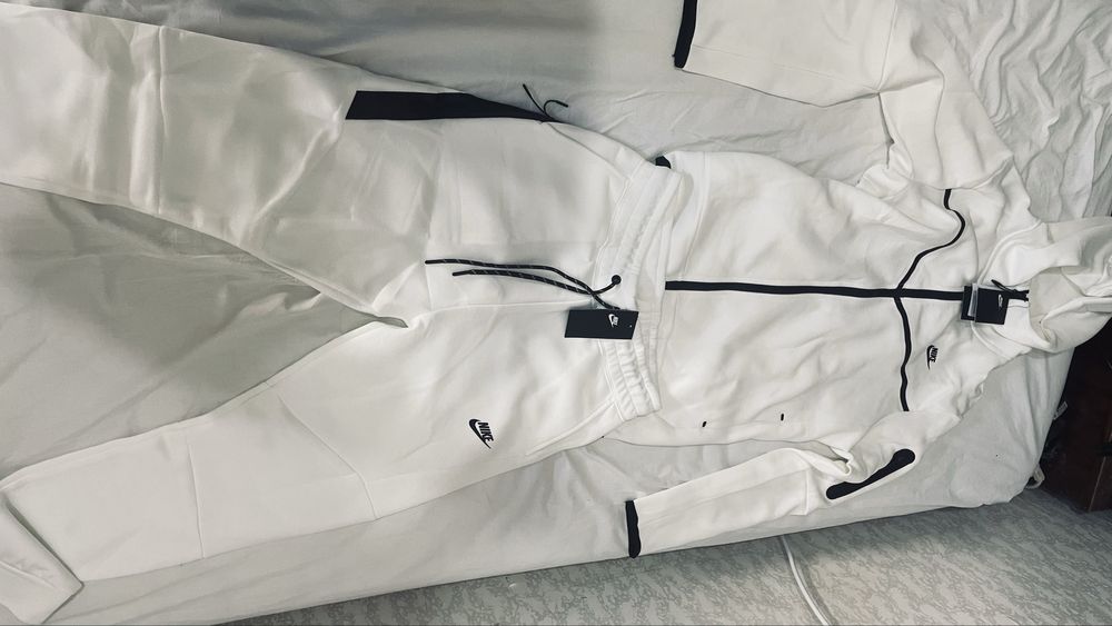 Оригинален Nike tech fleece екип M Бял/ Горнище + долнище