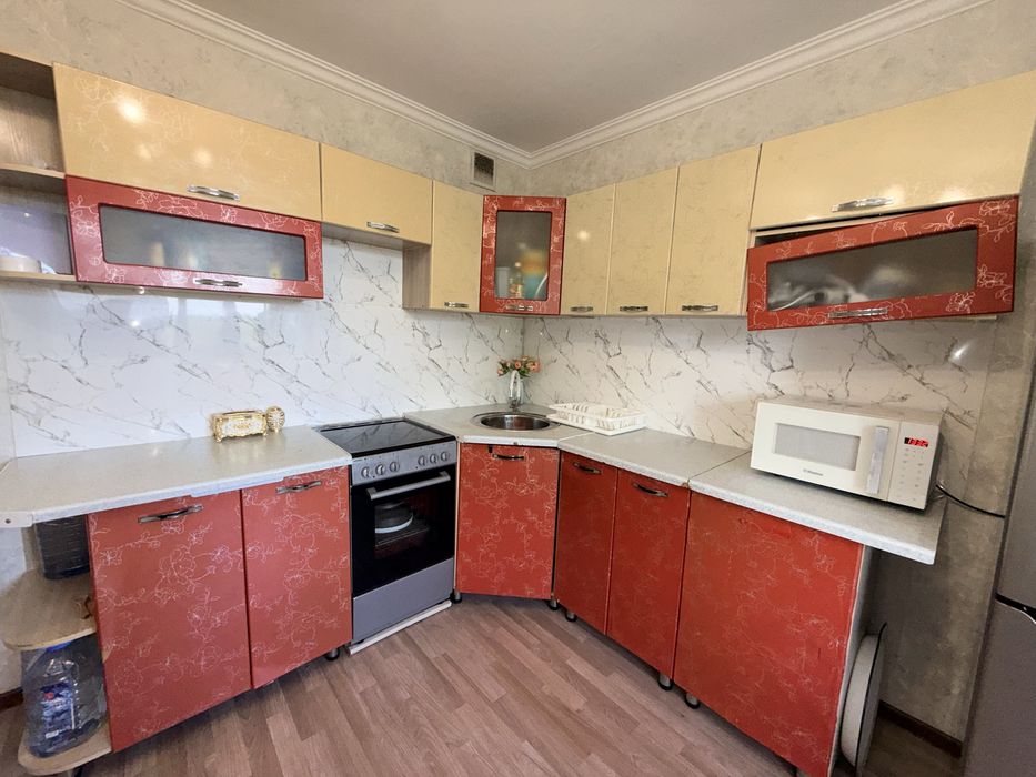Угловой кухонный гарнитур,б/у