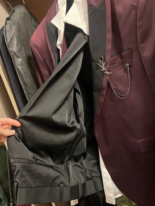 Официален мъжки костюм в цвят бордо