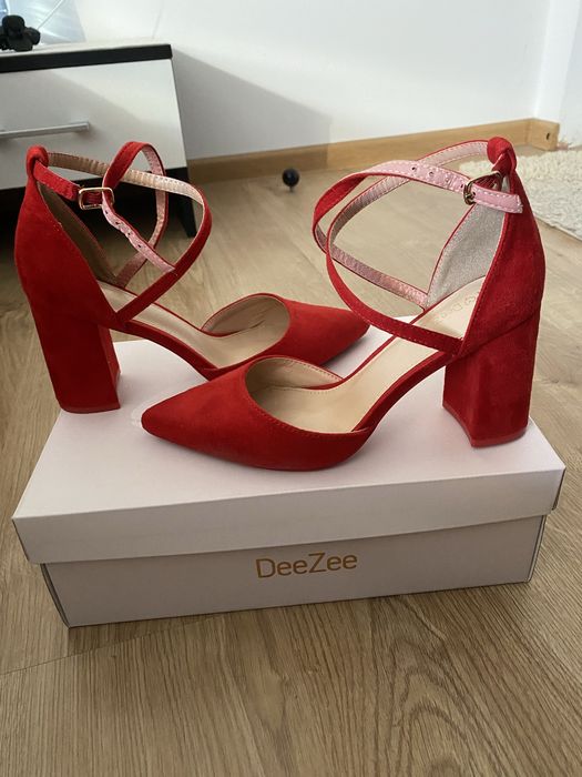 Червени дамски токчета