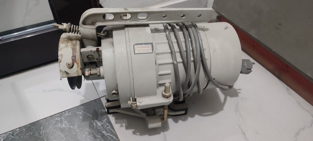 Двигатель от швейной машинки.