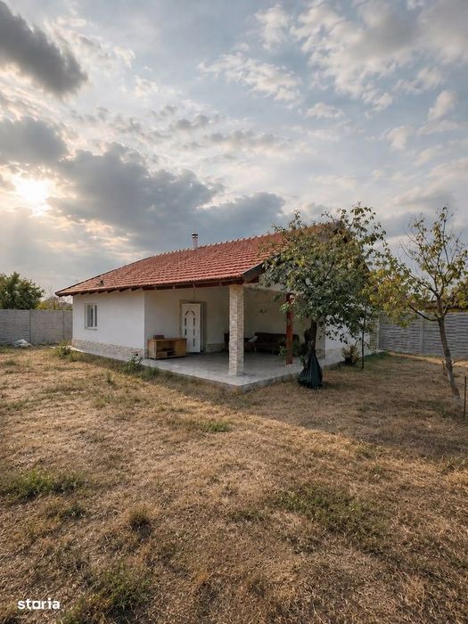 Casa renovata anul trecut  cu 1100 mp de teren in localitatea Les