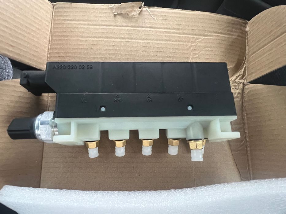 Клапанен блок / Разпределител въздушно окачване Mercedes W220 S-Class