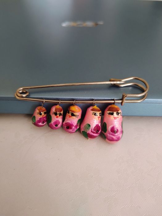 Брошь большого размера