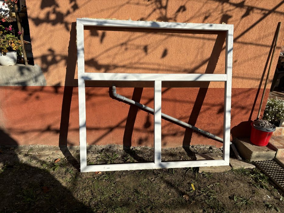 Vând geam termopan pe culoare nucului și pe alb