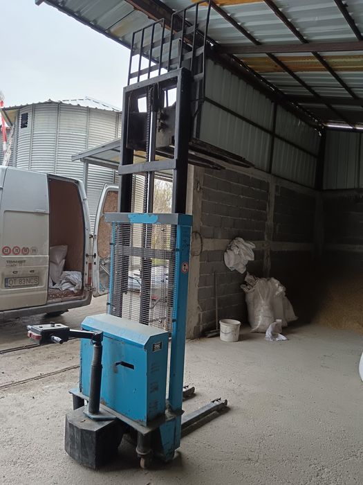 Transpalet electric cu catarg de 2.5 metri