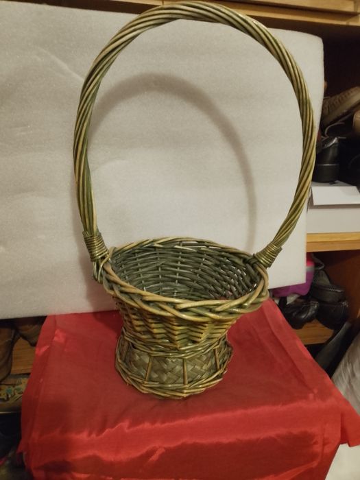 Различни плетени кошници и панери