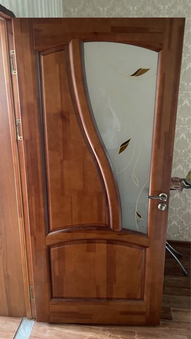 Коричневый дверь