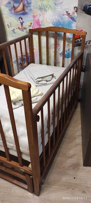 Детская кроватка с матрасами.