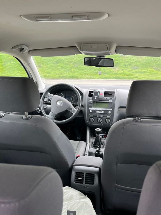 Vând golf 5 benzina 2799€