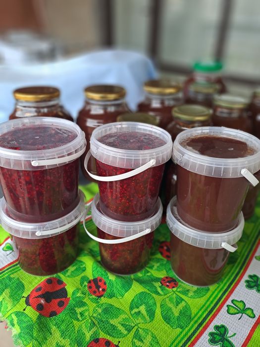 Павидло и малиновое варенье.