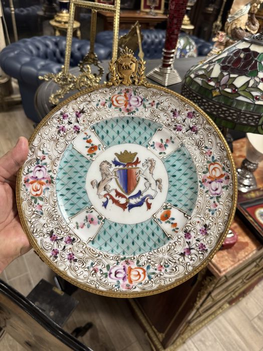 Farfurie decorativa de perete din portelan pictat manual si rama bronz