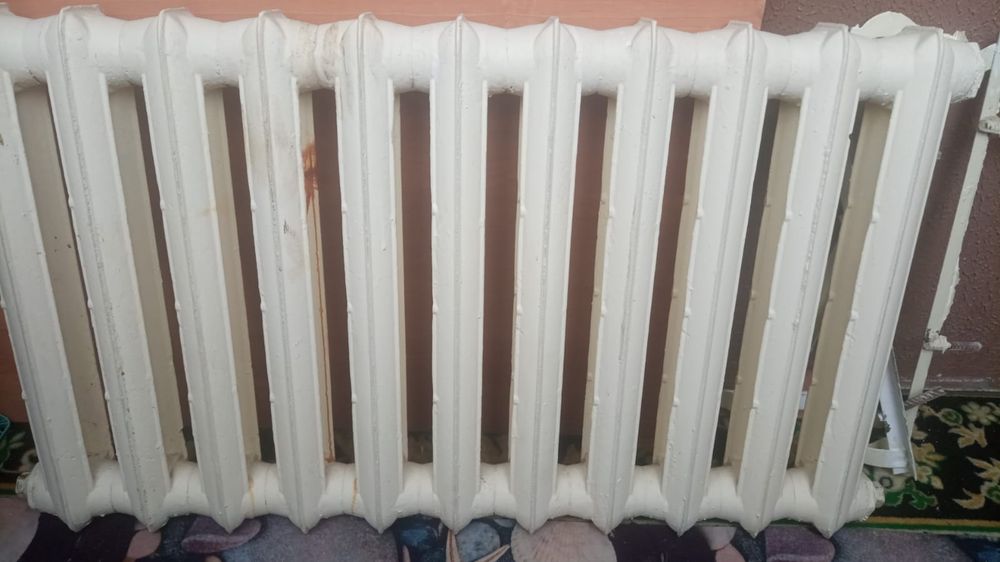 чугунный батарея .