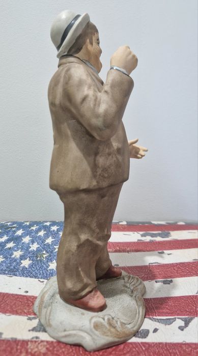 Оливър Харди, 17см. височина.