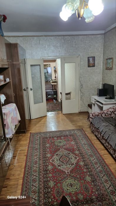 Продам квартиру На Сергели-4 3/4/5 Чистенькая не торец(68 000& старт)