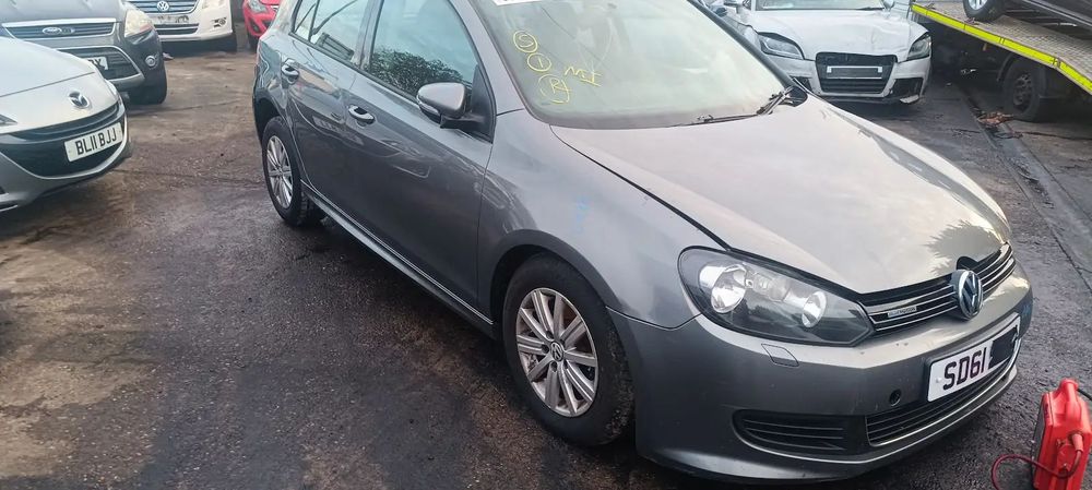 Dezmembrari / Dezmembrez Volkswagen Golf 6 (5K1) 1.6 TDI CAYC cutie viteze manuala cod culoare LA7T