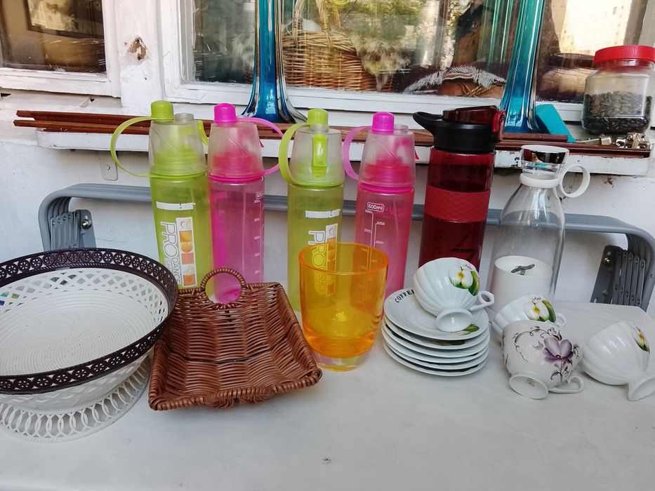 Посуда, бутылки для питья воды.